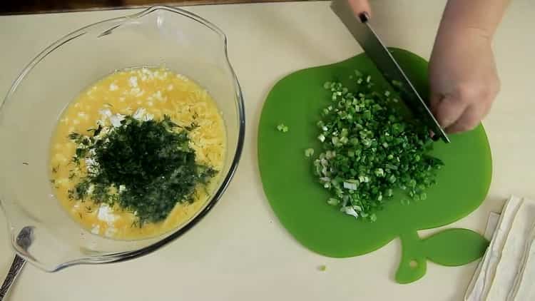 Per preparare torte di lavash, tritare le verdure