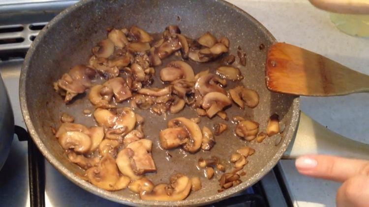 Friggere i funghi per fare una torta di pollo