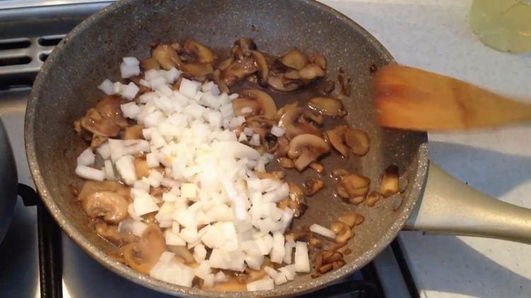 Friggere la cipolla per fare una torta di pollo