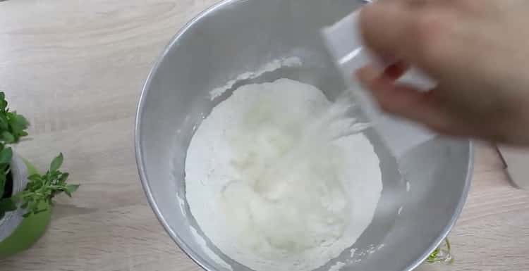 Per preparare 4 pizze al formaggio, prepara gli ingredienti