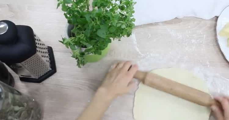 Per preparare 4 pizze al formaggio, stendi l'impasto,