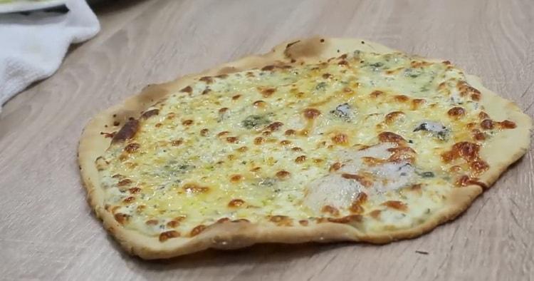 Per preparare 4 pizze al formaggio, preriscaldare il forno