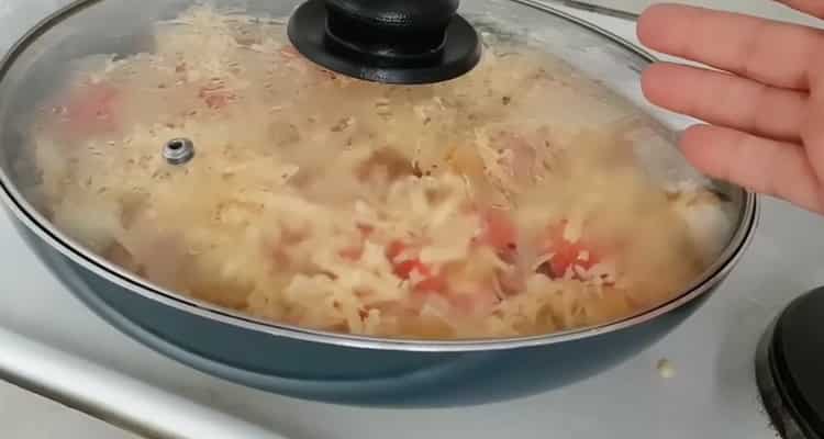 Per fare la pizza senza pasta, coprire la padella