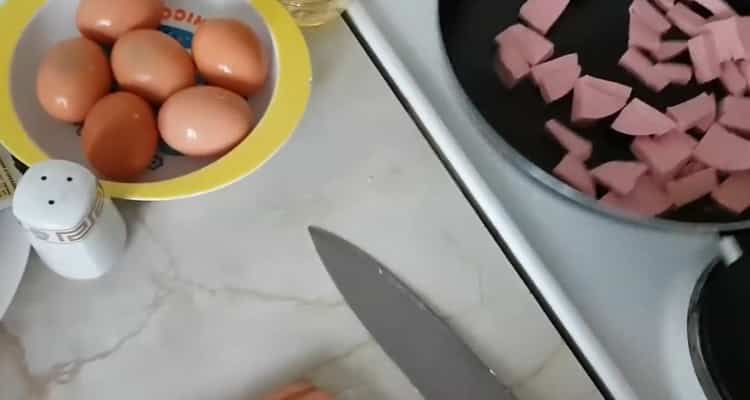 Per preparare la pizza senza impasto, prepara gli ingredienti