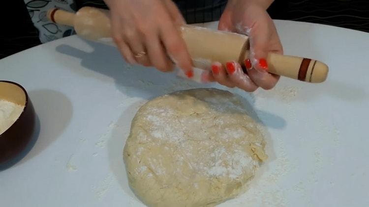 Per fare la pizza a casa, stendi la pasta