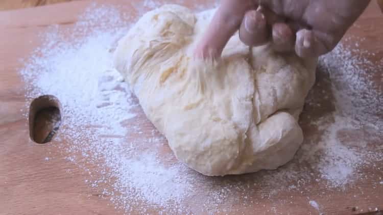 Per fare la pizza nel forno, impastare la pasta