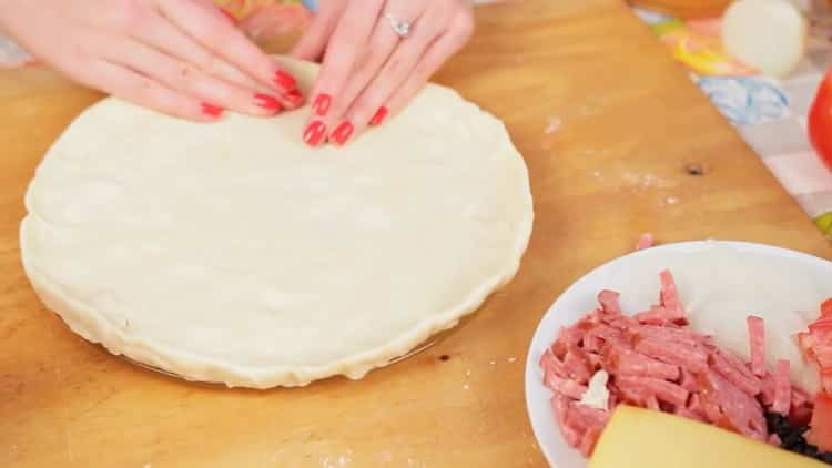 Metti l'impasto sul tavolo per cuocere la pizza nel microonde