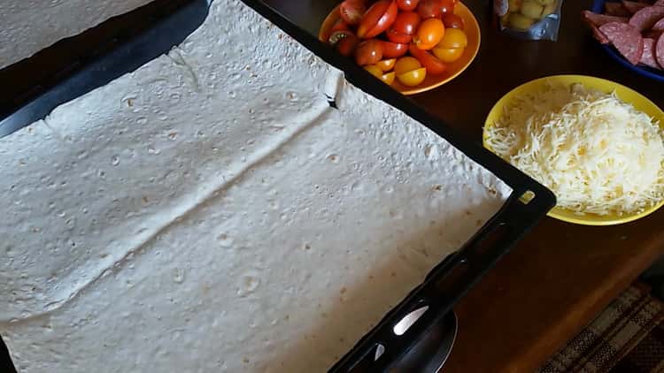 Per preparare la pizza con il pane pita nel forno, prepara un modulo