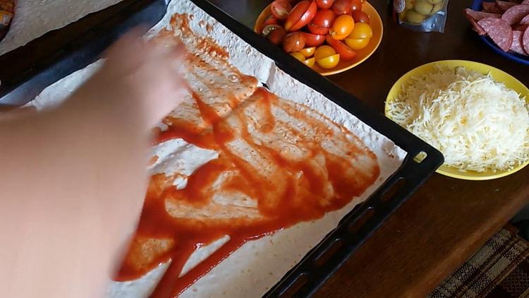 Per fare il pane pita nel forno, preparare la salsa