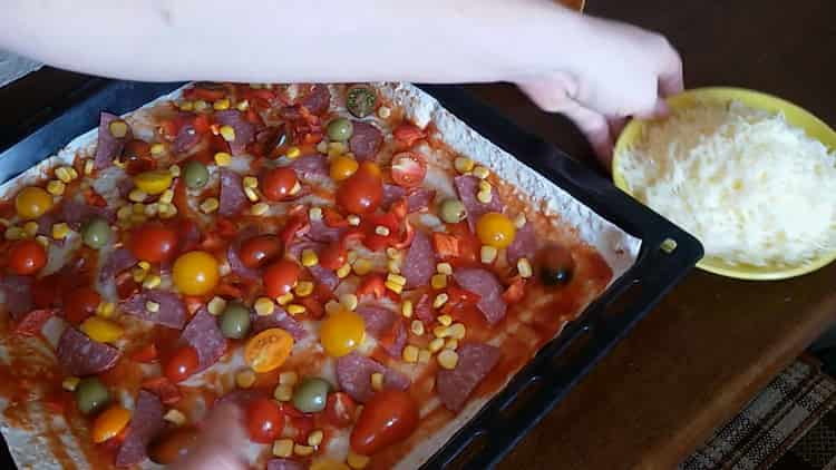 Per fare il pane pita nel forno, grattugiare il formaggio