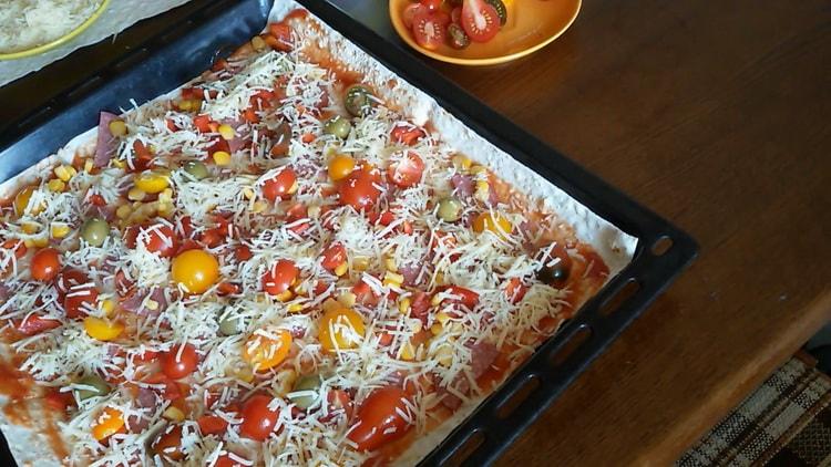 Per preparare la pizza lavash nel forno, accendi il forno