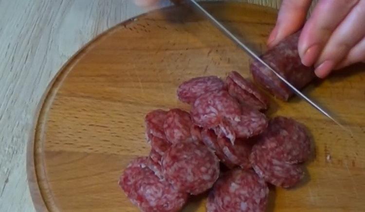 Per fare la pasta sfoglia, tagliare la salsiccia