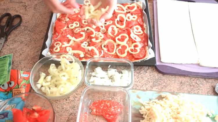 Per preparare la pasta sfoglia al forno, posizionare gli ingredienti sull'impasto