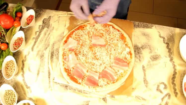 Per fare la pizza alla carbonara, metti la pancetta sull'impasto