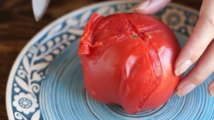 Per preparare la pizza alla margarita, sbucciare il pomodoro