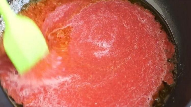 Per preparare la pizza alla margarita, versa il succo su una padella