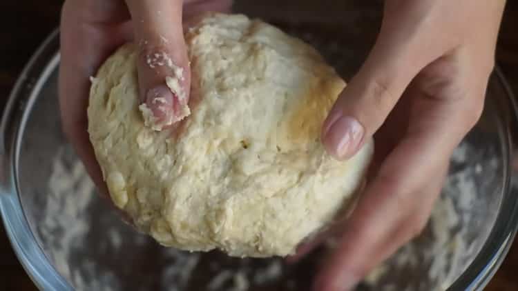 Per preparare la pizza alla margarita, impastare la pasta