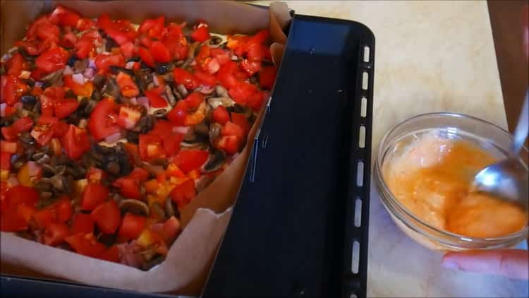 Per fare la pizza sulla pastella, prepara la salsa