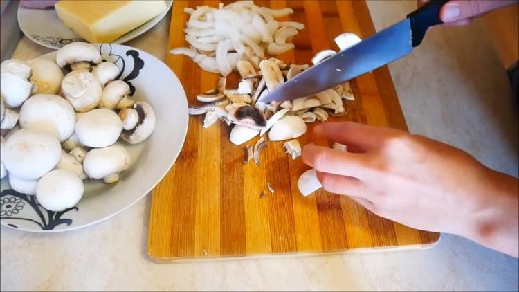 Affetta i funghi per preparare la pastella.