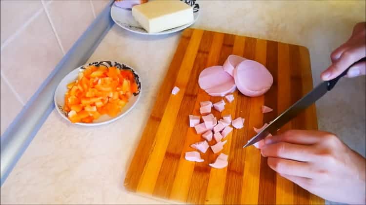 Per preparare una pizza pastella, tagliare il prosciutto