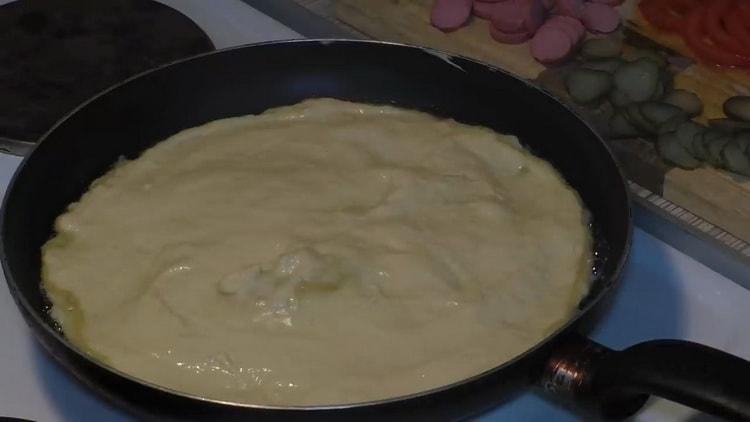 Metti l'impasto in una padella per fare la pizza