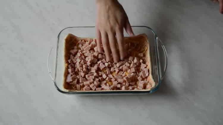 Per fare la pizza sulla pasta sfoglia, tagliare la salsiccia