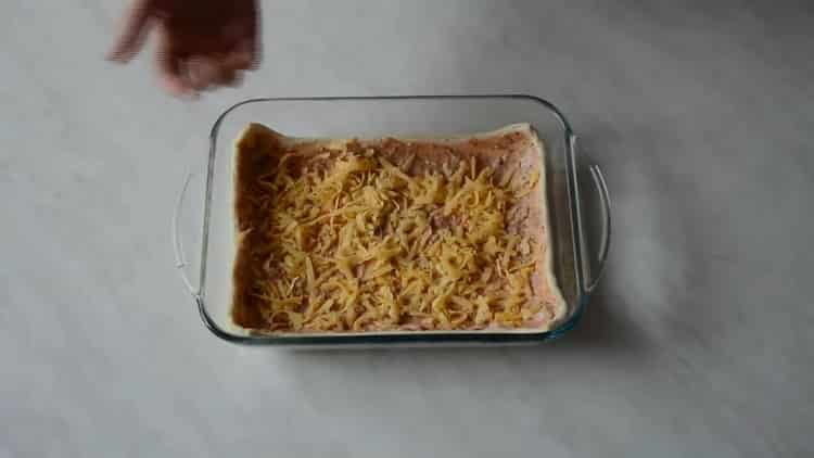 Per fare la pizza sulla pasta sfoglia, metti il ​​formaggio sull'impasto