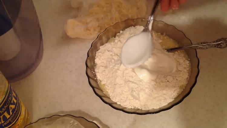 Per preparare la pizza con panna acida e maionese in padella, aggiungere la panna acida