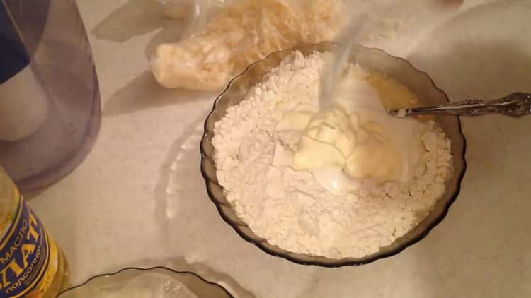 Per preparare la pizza con panna acida e maionese in padella, aggiungere la maionese