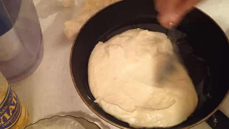 Per preparare la pizza in panna acida e maionese in padella, preparare gli ingredienti