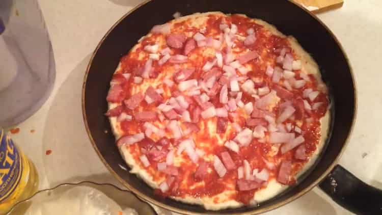 Per fare la pizza, tagliare la salsiccia