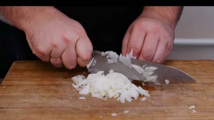 Per fare una torta per pizza, tagliare la cipolla