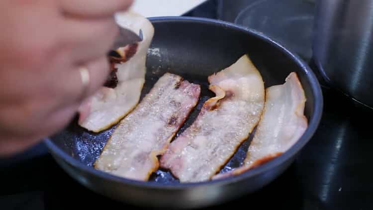 Per fare la torta della pizza, prepara la pancetta