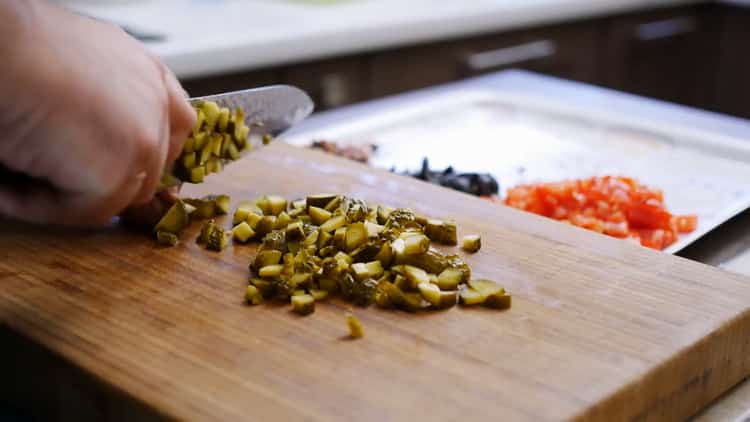 Per preparare una torta per pizza, tagliare i cetrioli