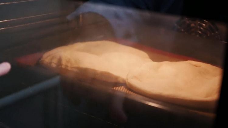 Per preparare una torta per pizza, accendi il forno