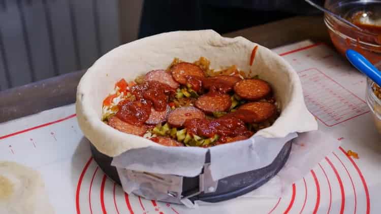 Per preparare una torta per pizza, stendi il ripieno