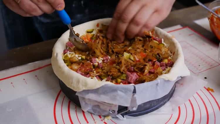 Per preparare una torta per pizza, mescola il ripieno