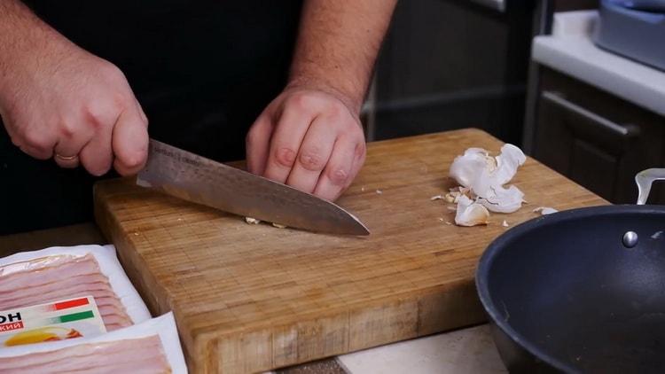 Per fare una torta per pizza, tagliare l'aglio