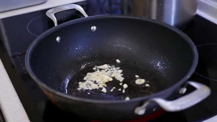 Per preparare una torta per pizza, friggi l'aglio