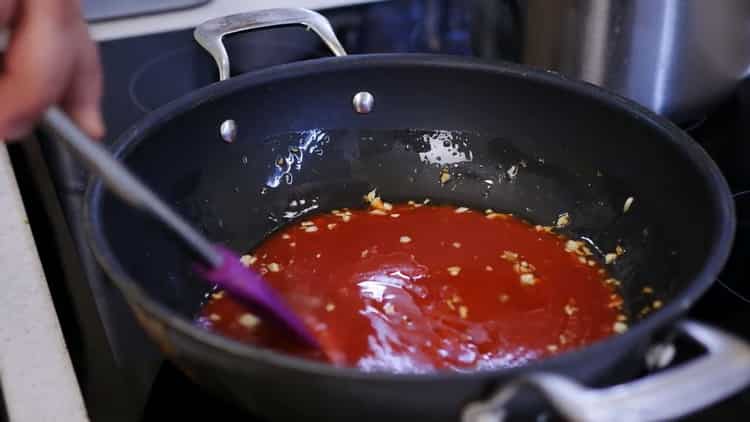 Per fare la torta della pizza, aggiungi i pomodori