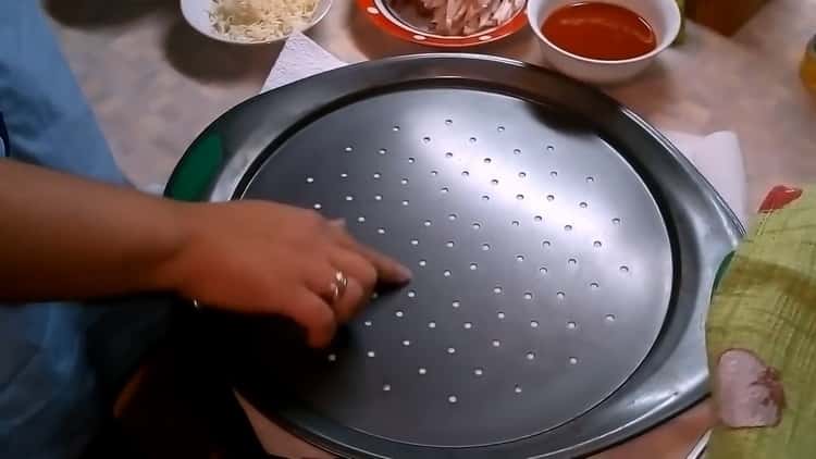 Upang makagawa ng pizza na may mga kabute at keso, maghanda ng isang baking sheet