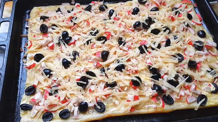 pizza con bastoncini di granchio pronti