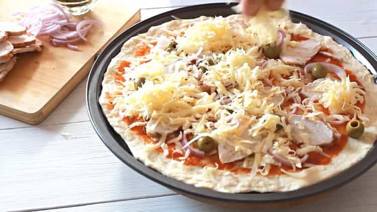 Per fare la pizza con il pollo, riempi il formaggio con il ripieno