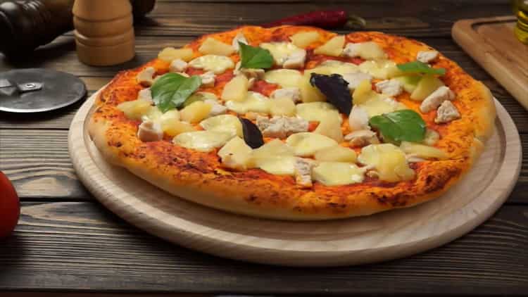 la pizza con pollo e ananas è pronta