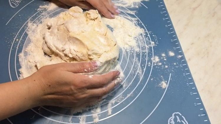 Per preparare la pizza Caesar, impastare la pasta