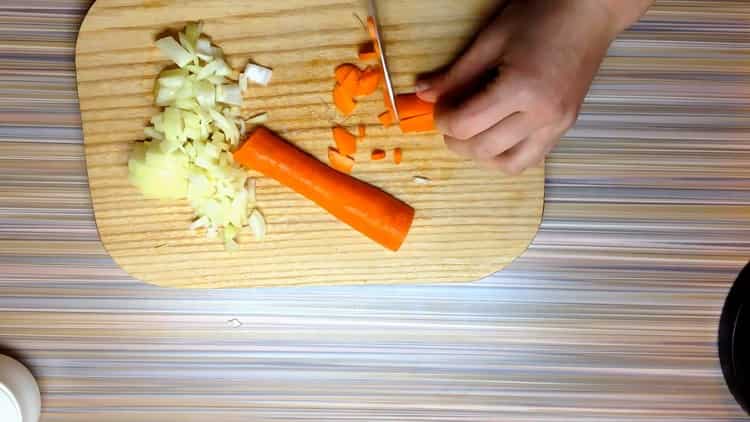 Per cucinare il pilaf in pentole. tritare le verdure