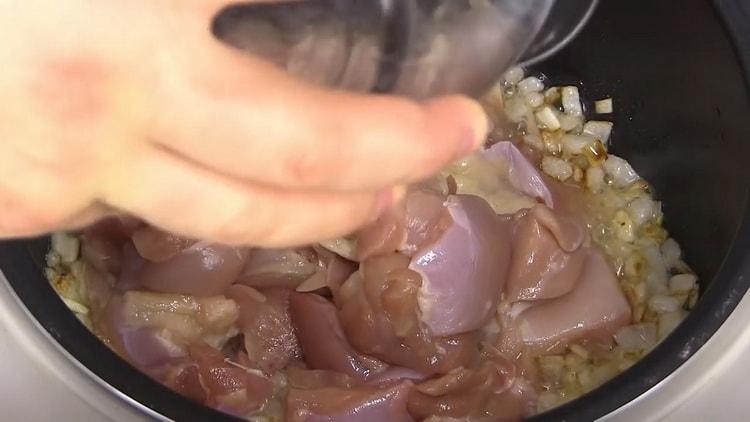 Per cuocere il pilaf in una pentola a cottura lenta con pollo, friggi gli ingredienti