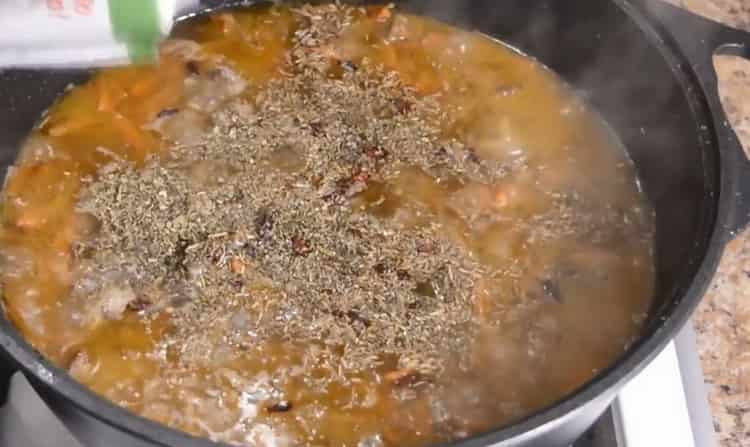 Upang makagawa ng lamb pilaf sa isang kaldero, magdagdag ng mga pampalasa