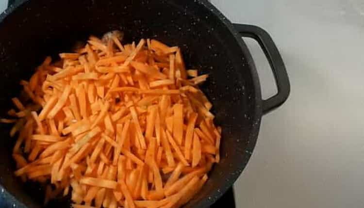 Cucinare il pilaf di maiale secondo una semplice ricetta con una foto, friggere le verdure