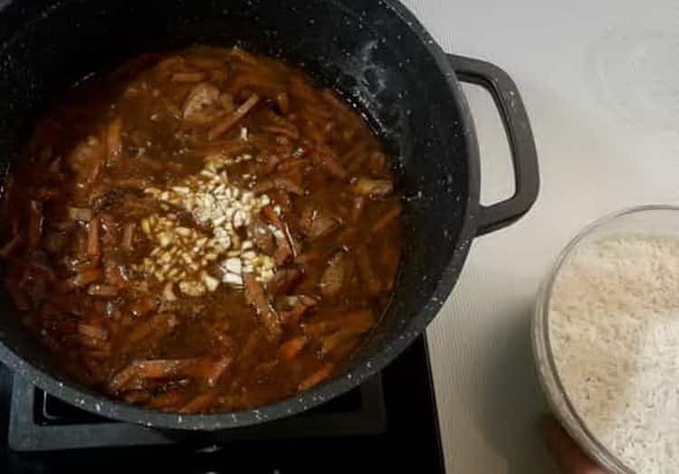 Per cucinare il pilaf di maiale secondo una semplice ricetta con una foto, aggiungi acqua